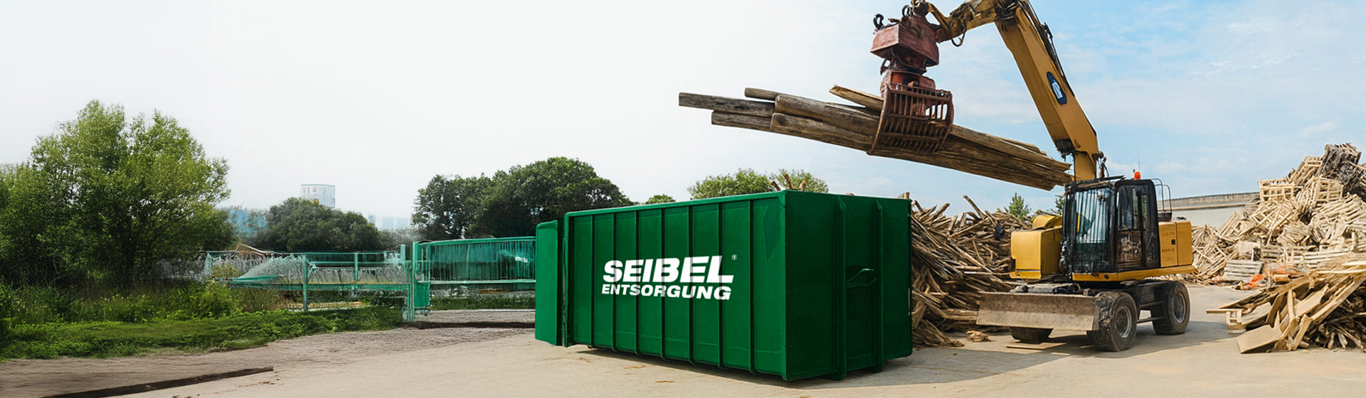 Bagger lädt Holzabfälle in einen Container von Seibel Entsorgung