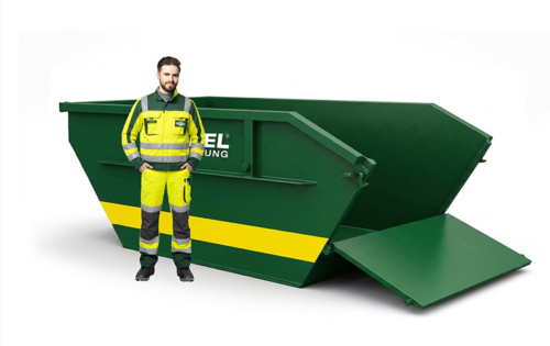 Seibel Mitarbeiter in Arbeitskleidung vor einem grünen Absetzcontainer